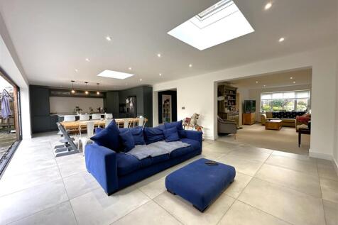 Substantial Living Space 867