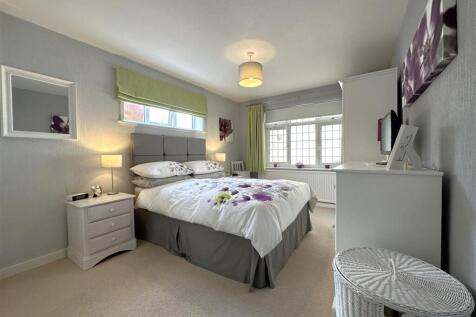 Master Bedroom 097