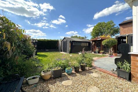 Beautifully Maintained Garden 943