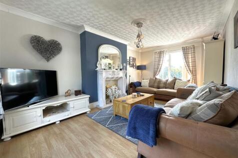 Dual-Aspect Living Room 880