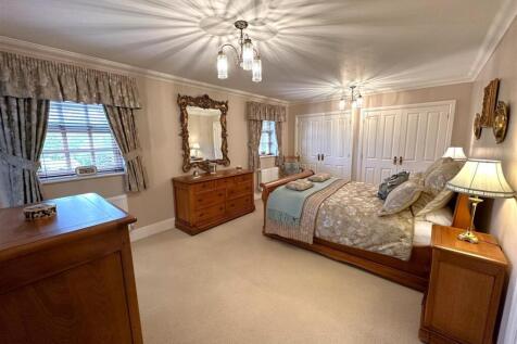 Master Bedroom With Fitted Wardrobes 195