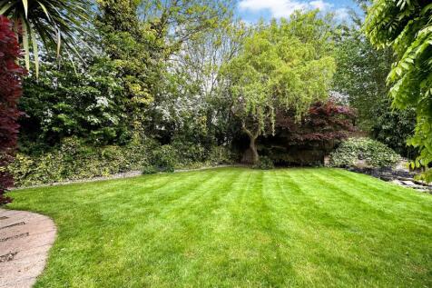 Extensive Private Garden 339