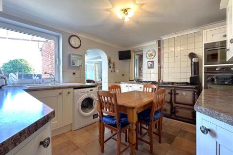 Well-Appointed Kitchen 573