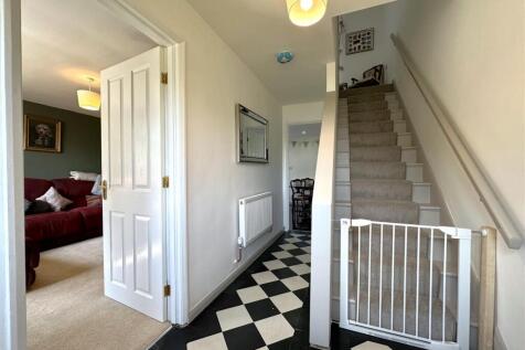 Inviting Entrance Hall 924