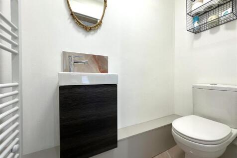 Ground Floor W.C 913