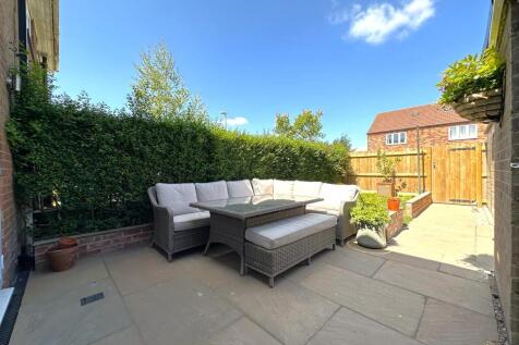 Lovely Landscaped Garden 942