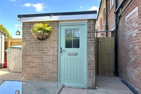 Detached Outbuilding/ Utility 960