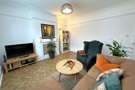 Well-Appointed Lounge 781
