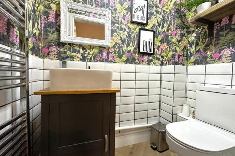 Stylish Ground Floor W.C 274