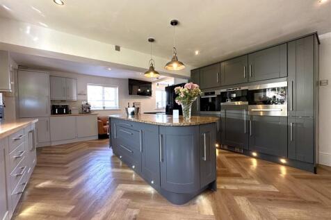Substantial Modern Kitchen 279