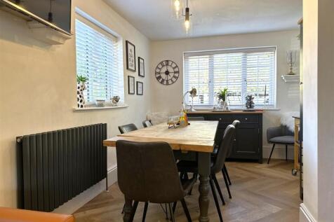 Dual-Aspect Dining Room 305