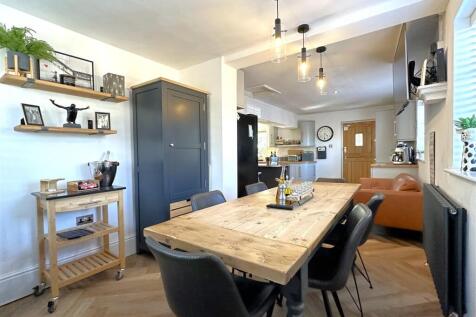 Dining Room Through To Kitchen Space 302