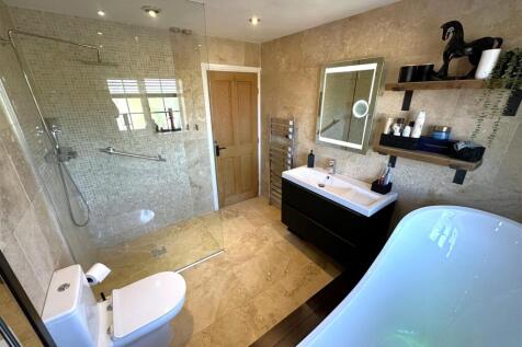 Luxurious Family Bathroom 173