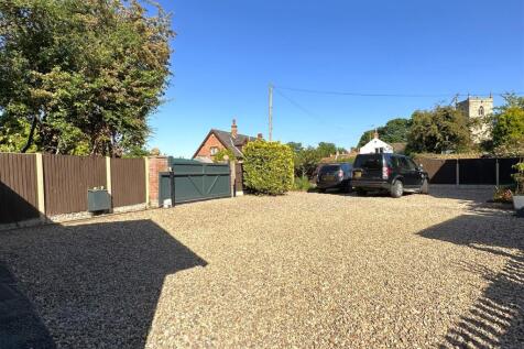 Huge Gravelled Driveway 332