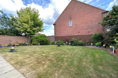 Well-Appointed Rear Garden 698