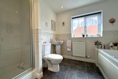 Four-Piece Family Bathroom 582