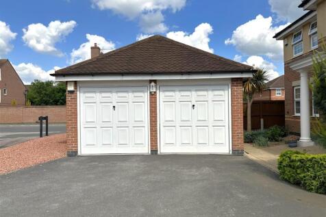 Detached Double Garage &amp; Driveway 551