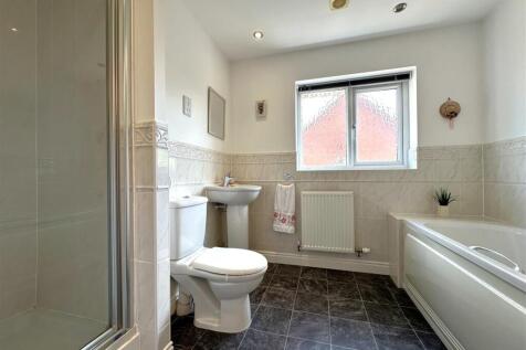 Family Bathroom 295