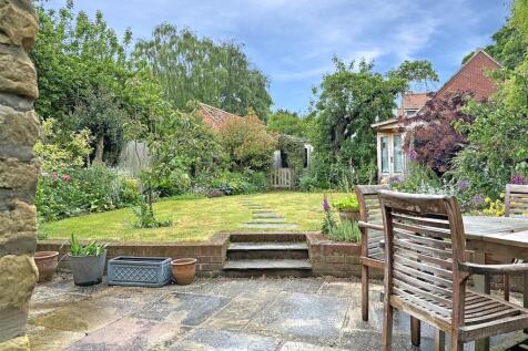 Magnificent Rear Garden 095