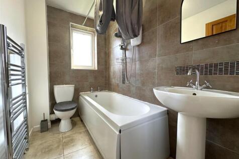 First Floor Bathroom 817