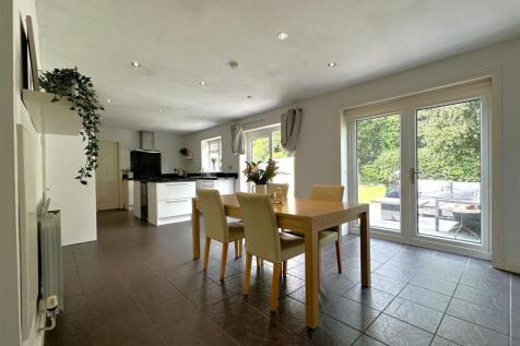 Superbly Spacious Family Kitchen 723