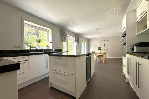 Extensive Fitted Kitchen 683