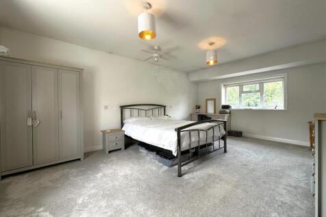 Dual-Aspect Master Bedroom 583