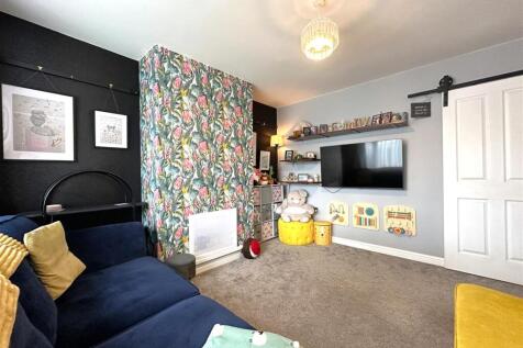 Spacious Lounge 472