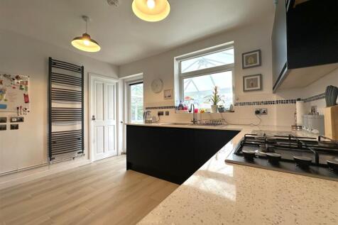 Attractive Fitted Kitchen 501