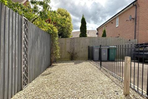 Low-Maintenance Graveled Courtyard 611