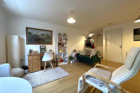 Lovely Open-Plan Living Space 037