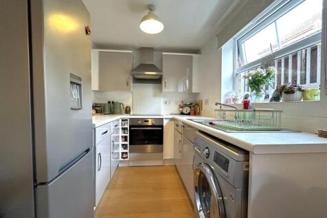 Modern Fitted Kitchen 020