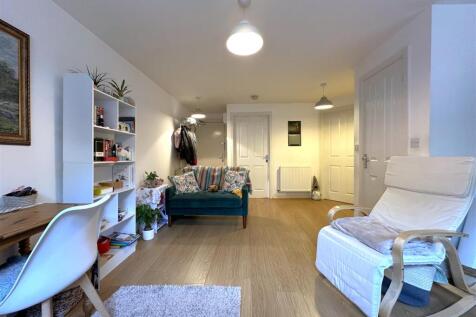 Generous Living Space 033