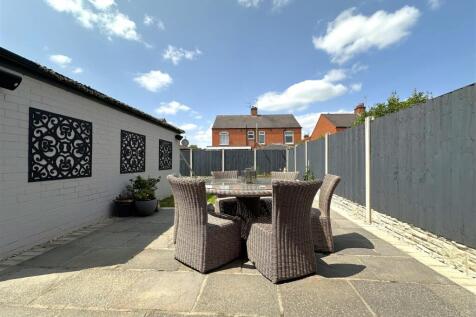 Beautifully Landscaped Garden 889