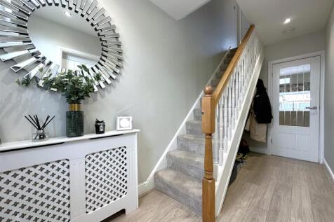 Inviting Entrance Hall 813