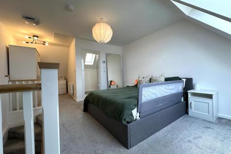 Principle Bedroom Into En-Suite 275