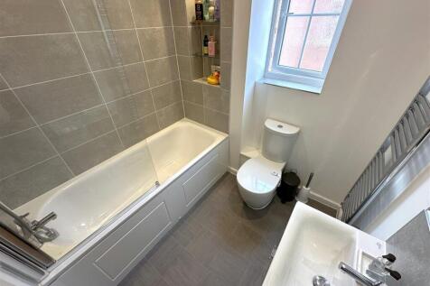 Family Bathroom 256