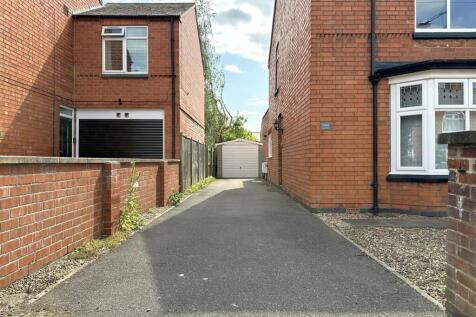 garage &amp; Large Driveway 412