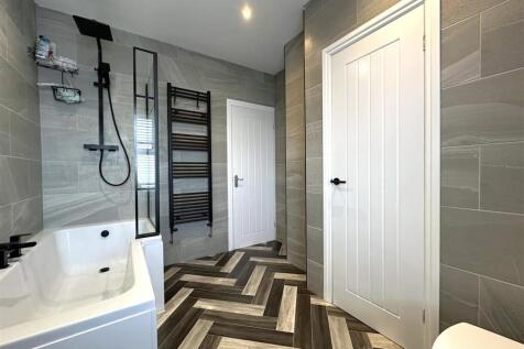 Well-Appointed Contemporary Bathroom 430