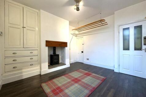 Spacious Dining Room 998