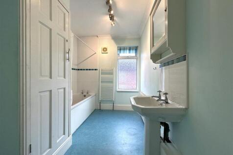 First Floor Bathroom 055