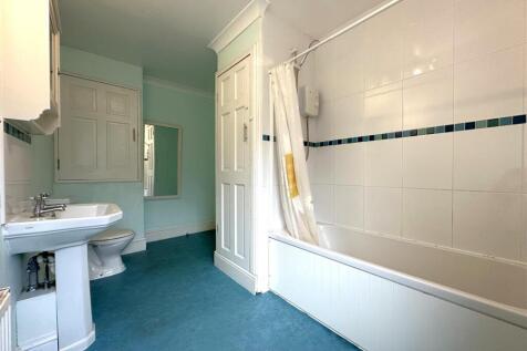 Large Bathroom 050