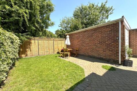 Garage &amp; Enclosed Garden 818