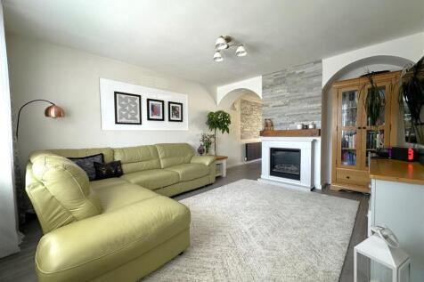 Generous Living Room 833