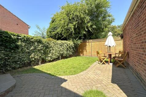 Lovely Private Garden 813