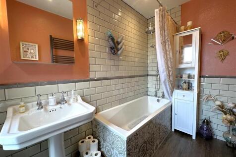 First Floor Bathroom 251