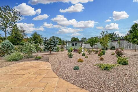 Substantial South Facing Garden 778