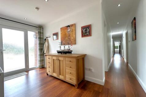 Generous &amp; Inviting Hallway 907