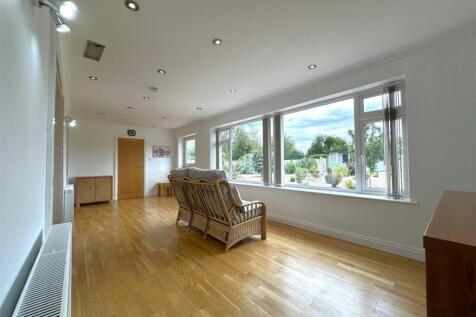 Spacious Sun Room 810