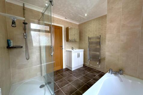 Generous Family Bathroom 879